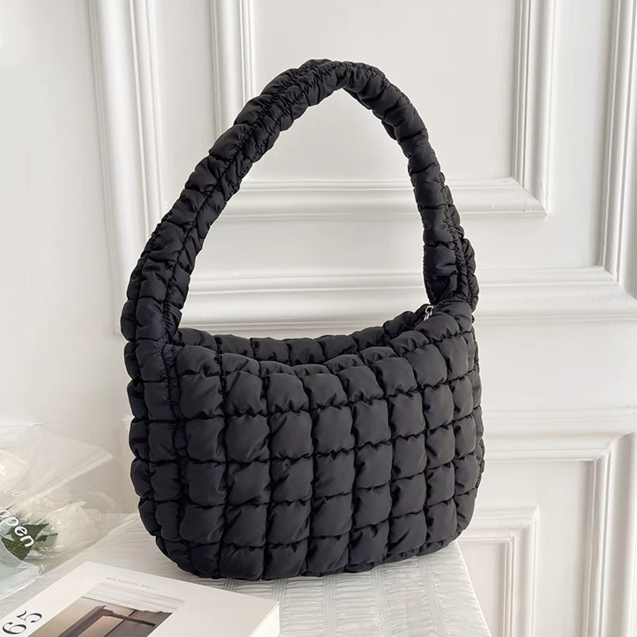 Black / 39 x 30 x 12 cm