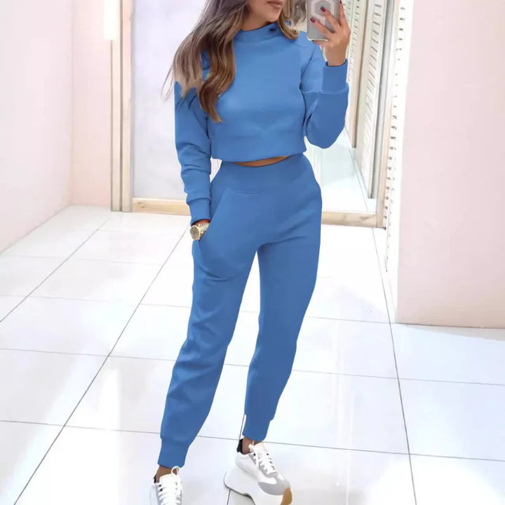 Comfortable Women's Two-Piece Tracksuit with Cropped Sweater
