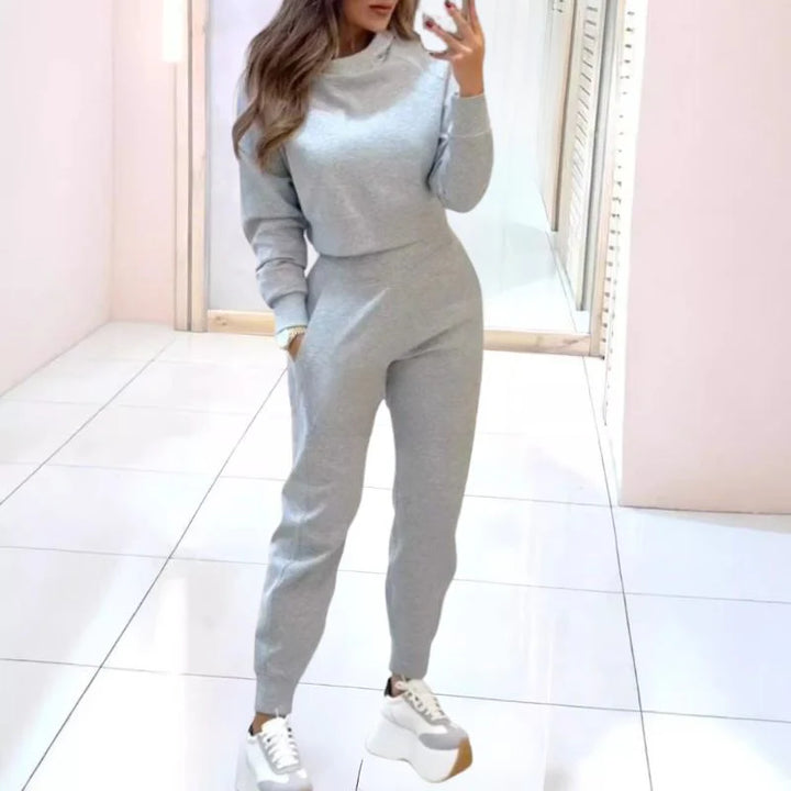 Comfortable Women's Two-Piece Tracksuit with Cropped Sweater