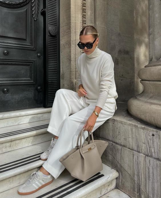Tassa | Luxurious Oversized Shoulder Bag with Gold Closure