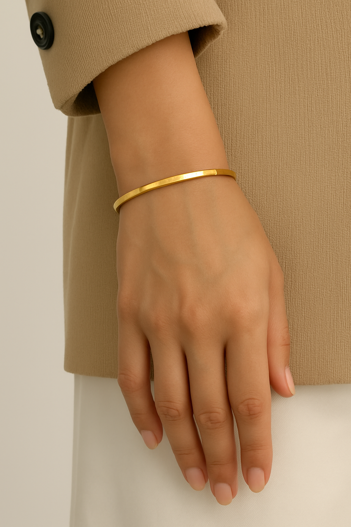 Margrit | Minimalist Hammered Bangle Bracelet