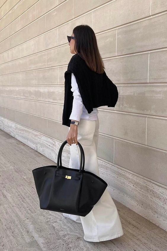 Tassa | Luxurious Oversized Shoulder Bag with Gold Closure