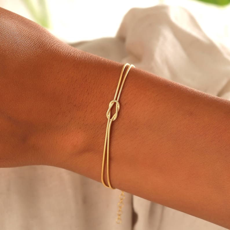 Taisha | Minimalist bracelet with knot detail